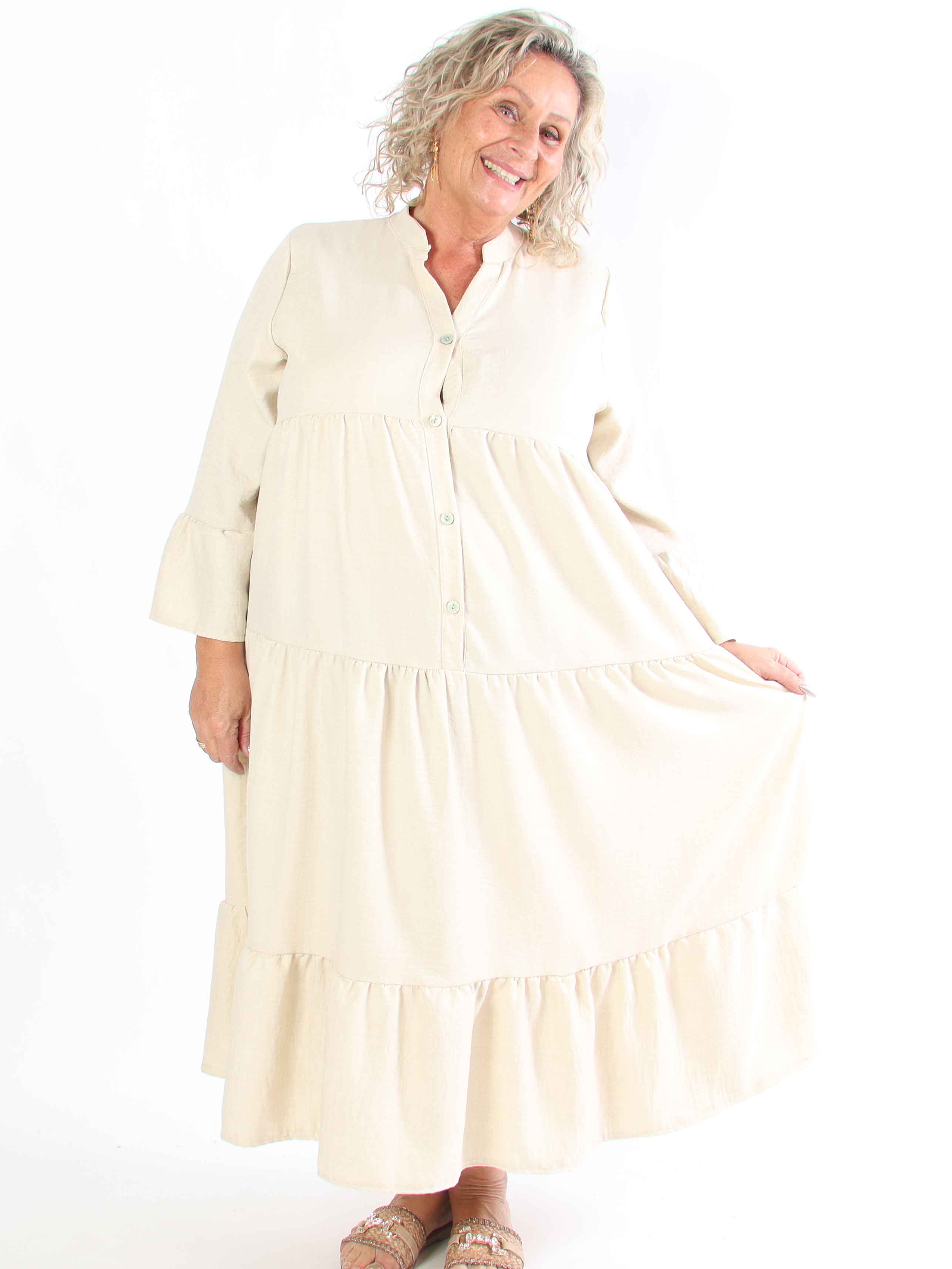 Arjana - Plus size kjole med lag på lag look og knapper